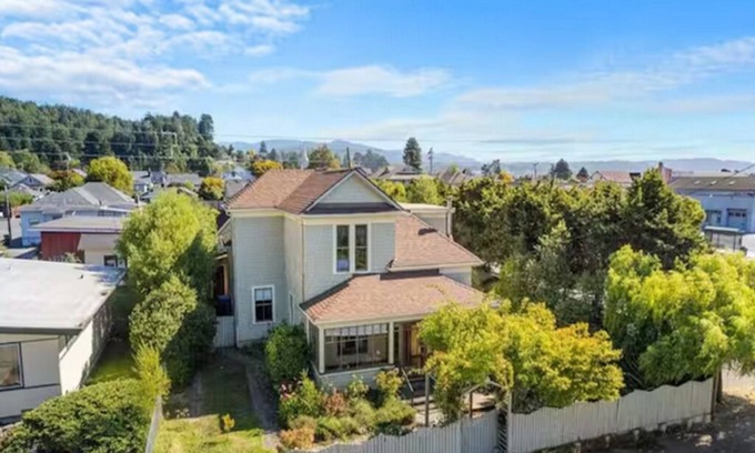 Fortuna Casa | Historic Charm- 4 bedroom house in wonderful Fortuna with hot tub