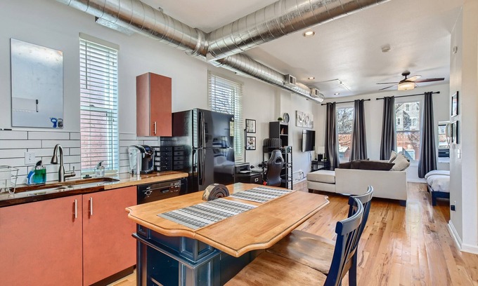 Highland Condominio | Historic Charm in LoHi! Top-Floor Corner Studio, Private Entry, Deck, Laundry
