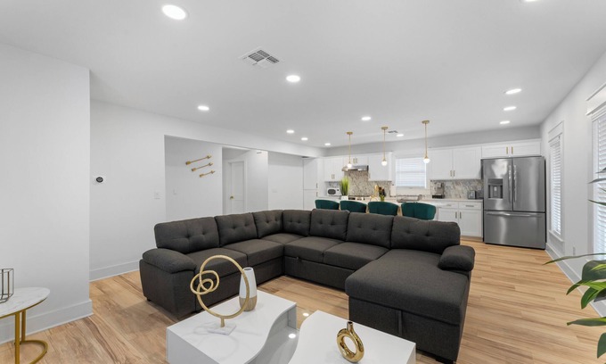 Monte Vista Apartamento | Historic Charm Modern Stay Near Zoo, Downtown & Pearl. Fast Wi-Fi, Pet-Friendly!