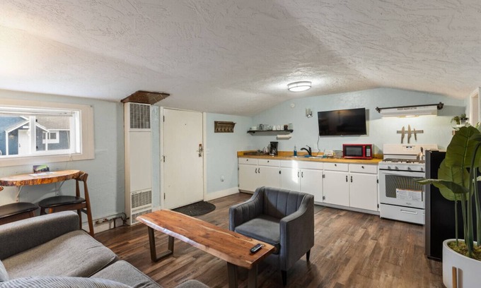 North Star Cabina | Historic cottage - 10 minute walk to restaurants & trails