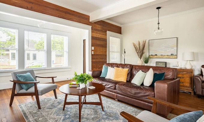 Eastside Promise Neighborhood Casa | Historic Craftsman | Hot Tub | 4BD&3BA | 1mi to DT