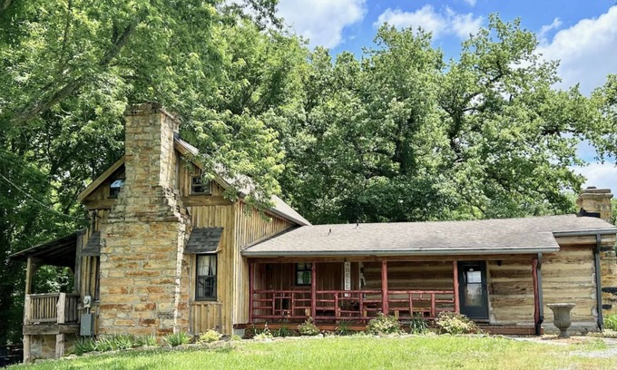 Arrington Cabina | Historic Creekside Cabin at Arrington Reserve