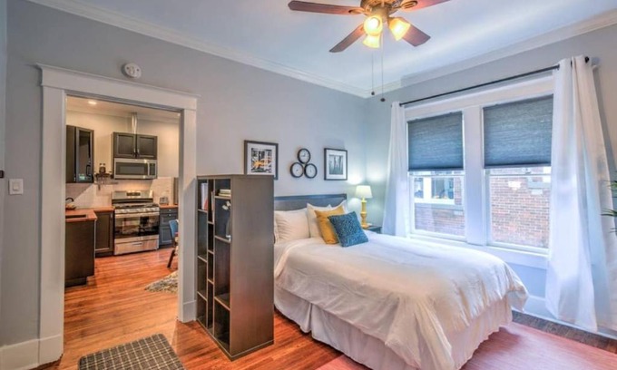Central Midtown Apartamento | Historic Details with Modern Comforts in Midtown