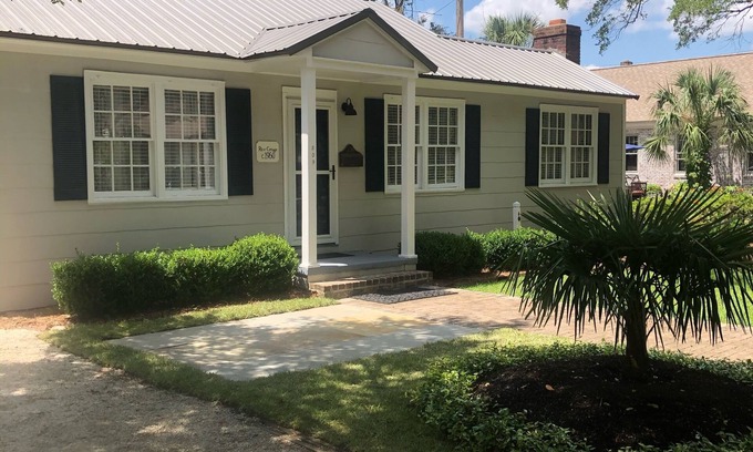 Georgetown Casa | Historic District,3 bedrooms & 2 full baths, one level. Fenced backyard. Porch.