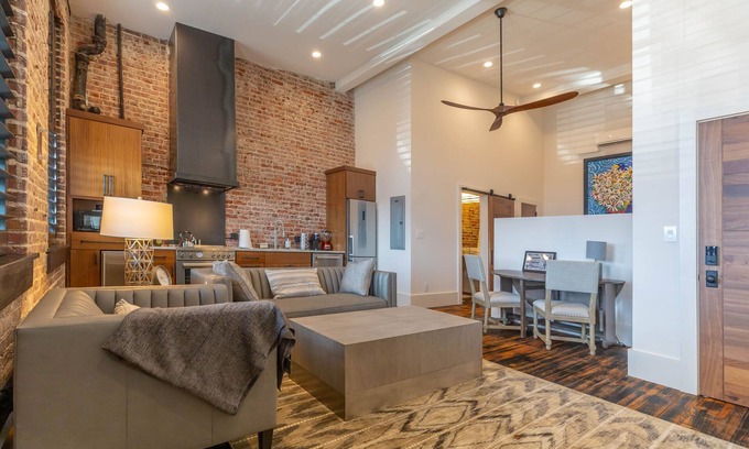 Morganton Apartamento | ¡Loft moderno renovado en Dowtown Morganton con el encanto original de 1900!