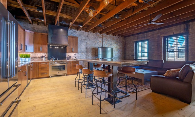 Morganton Apartamento | ¡Loft moderno renovado en Dowtown Morganton con el encanto original de 1900!