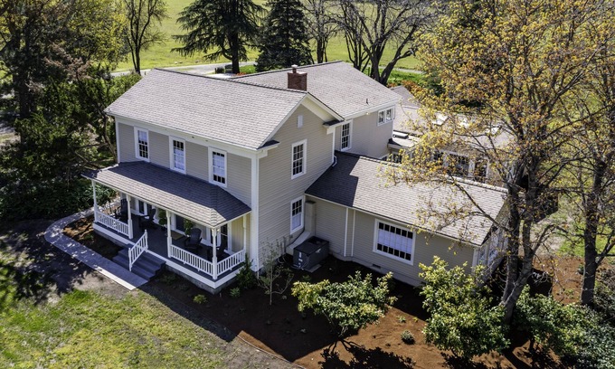 Ashland Otro | Historic Dunn Ranch Ashland Oregon. Sleeps 12 to 14 Great for large groups.