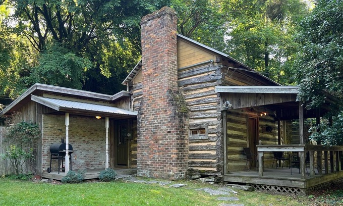 Johnson City Cabina | Historic Eclectic Cabin Near the Trophy Section of the Watauga River