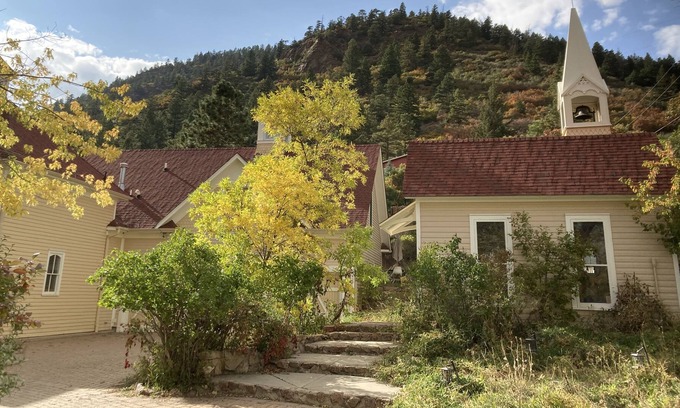 Palmer Lake Casa | Historic Estemere Mansion Carriage House! Perfect for reunions and events!
