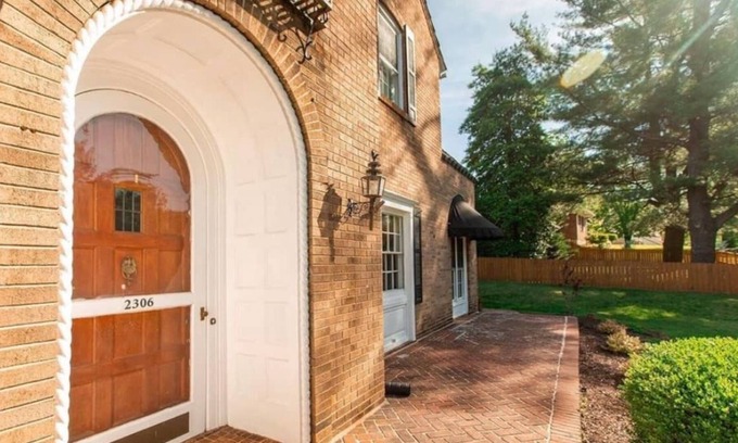 Rivermont Casa | Historic family home on Rivermont, with all of the modern amenities.