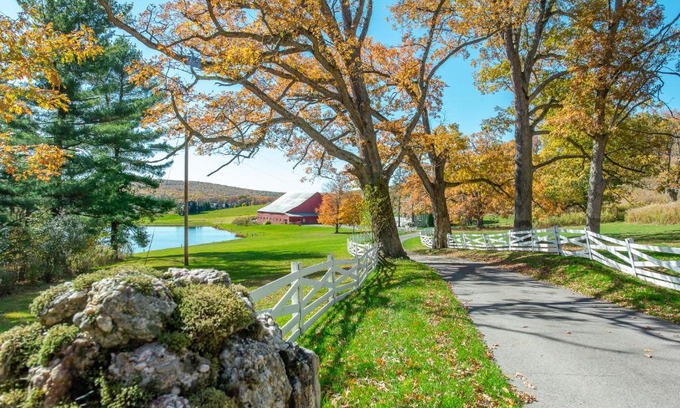 North Glade Hills Casa | Historic Farm Near Lake 10 Acres Newly Renovated