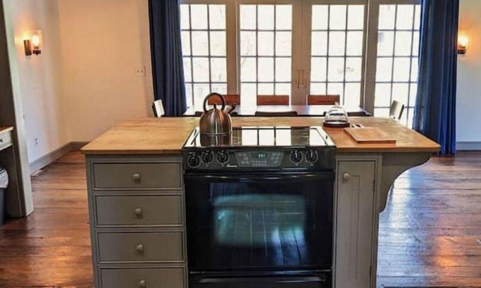Dundee Casa | Historic Farmhouse with Gardens