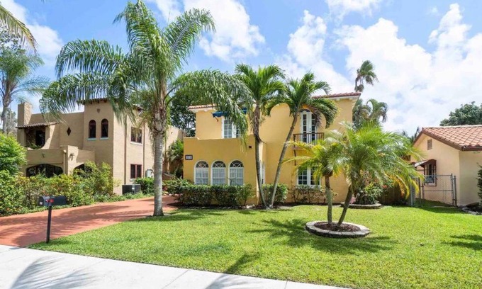 Old Northwood Casa | Historic Florida 4 bedroom home with pool, parking
