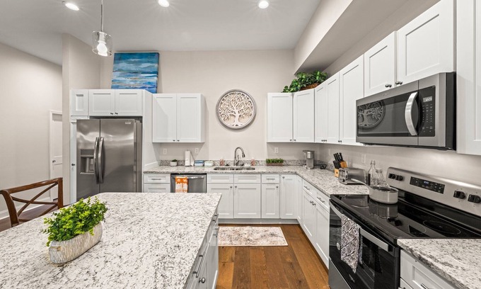 Loudon Casa | Historic Freshly Renovated 8-Bedroom Townhome - Downtown Loudon