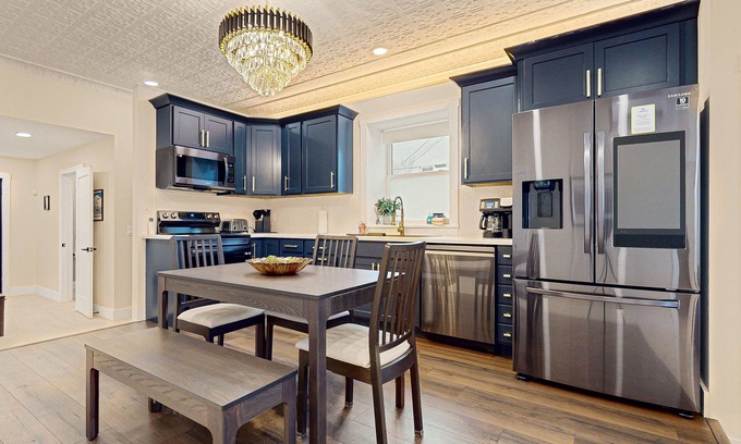 Rutland Casa | Historic, fully remodeled dog-friendly home with a full kitchen, washer/dryer