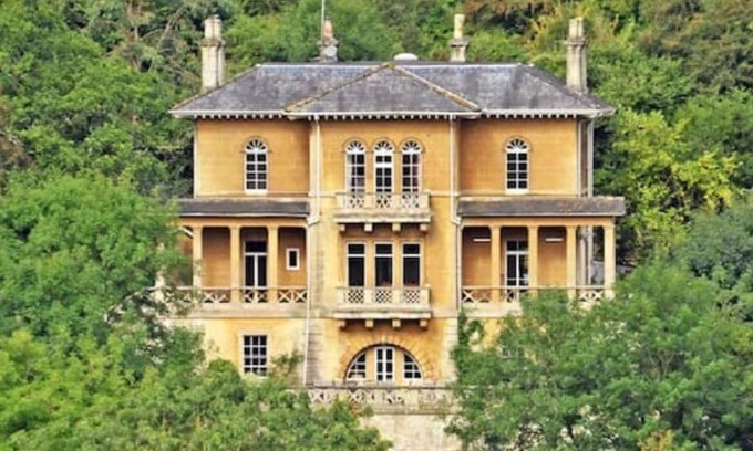 Claverton Casa | Historic Georgian villa, 7 spacious bedrooms, tennis court and minutes from Bath