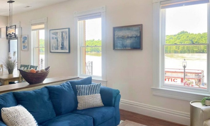 New Richmond Apartamento | Historic Getaway w/Stunning River Views -3BR Suite