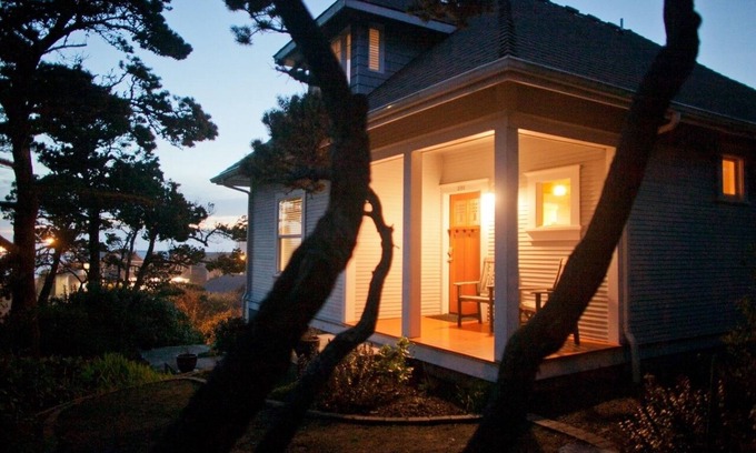 Newport Casa | Casa histórica en el corazón de la playa de Nye con vista al mar y jacuzzi privado al aire libre