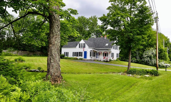 Warren Casa | Historic Home w/ Gas Fireplace, Fast WiFi, & Private W/D - Snowbird-Friendly