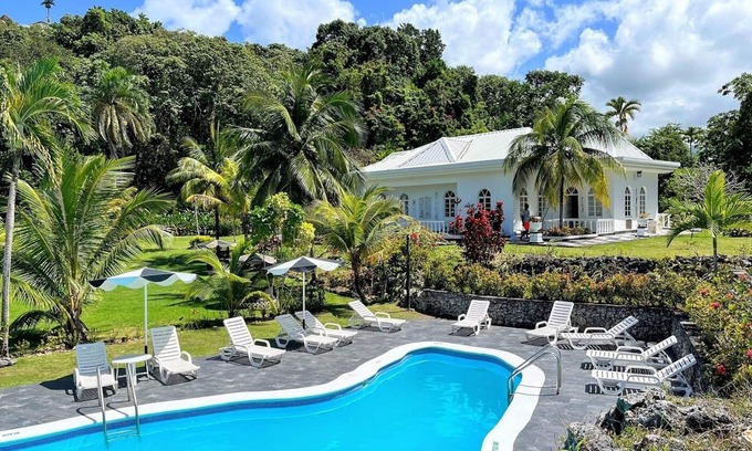 Port Antonio Apartamento | Historic Hotel w/ Overlooking views of the Caribbean Sea and the Blue Mountains!