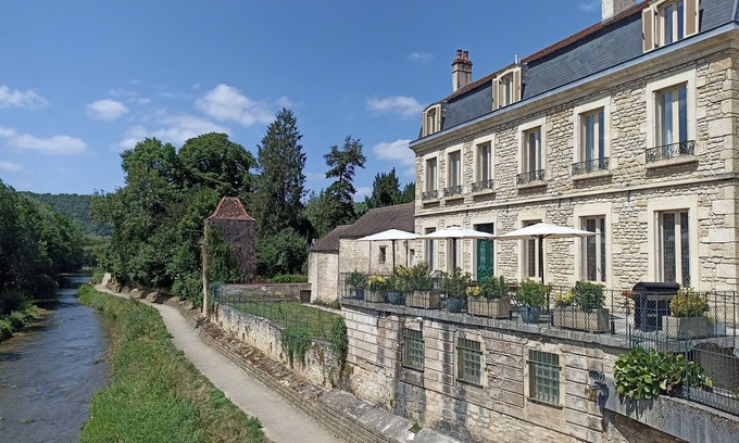 Montbard Casa | Historic house of character overlooking the river