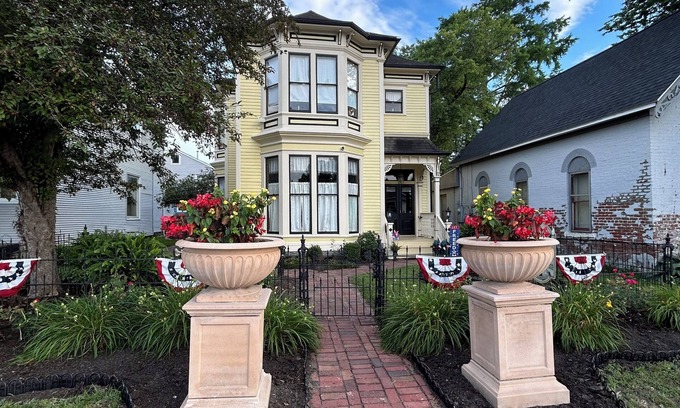 Murphysboro Casa | Historic Hull House INN - House