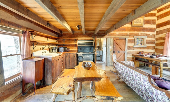 Jonesborough Cabina | Historic Jonesborough Cabin w/ Fire Pit & Grill!