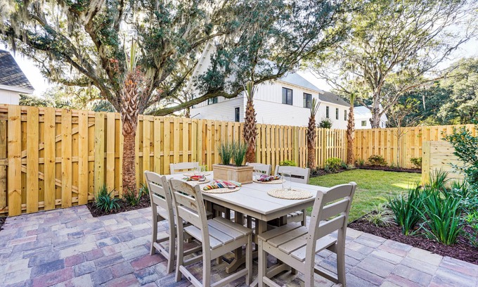 Johns Island Casa | Historic Location: Townhome in Johns Island!