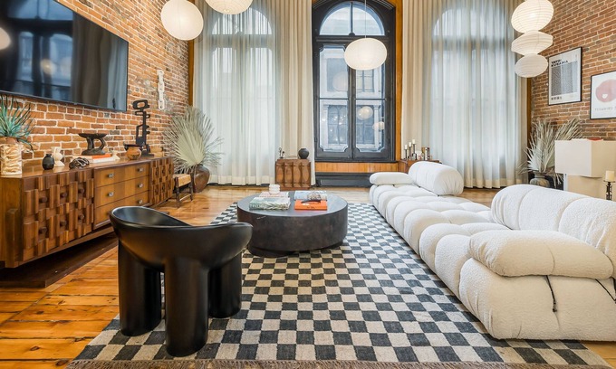 International District Apartamento | Historic Loft in Heart of Old Montreal
