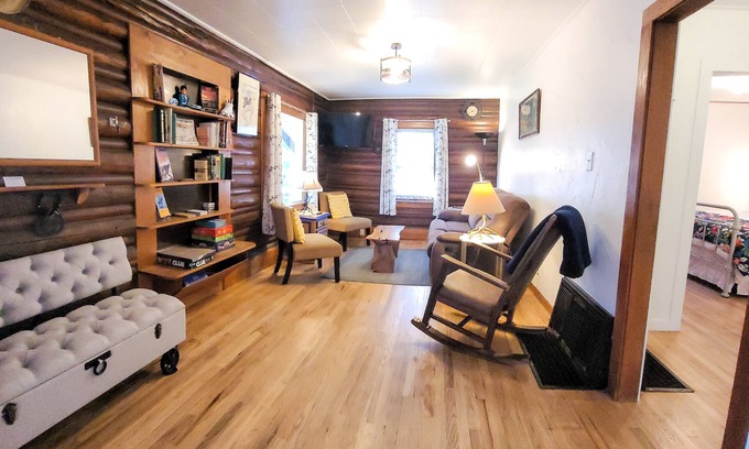 Cody Cabina | Historic log cabin in walking distance of downtown