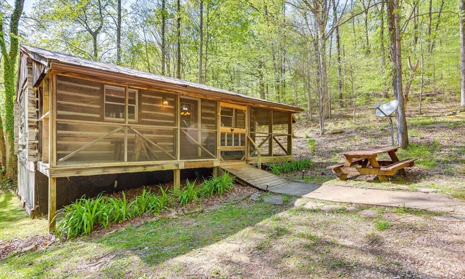 Taswell Apartamento | Historic Log Cabin w/ Porch Near Patoka Lake!