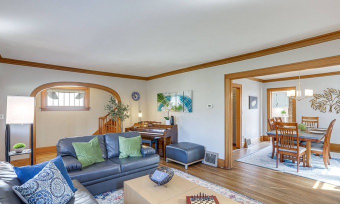 Lorain Casa | Historic Lorain Home: Walk to Lake Erie!