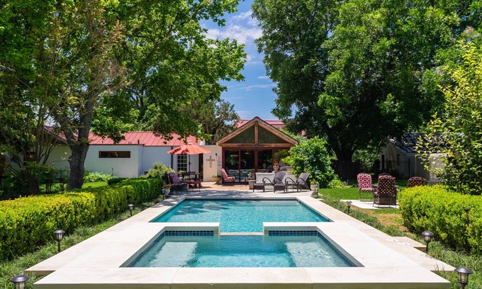 Fredericksburg Casa | Sweet Escape- Casa histórica de Rock Estate con alberca y jacuzzi - 1 a la calle principal.