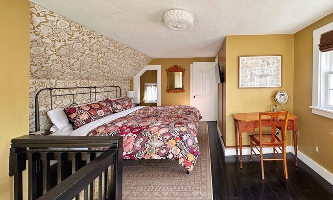 West Brewster Casa | HISTORIC LUXURY! PET OK! 1 mile to beach! Patio-firepit-2KingSuites