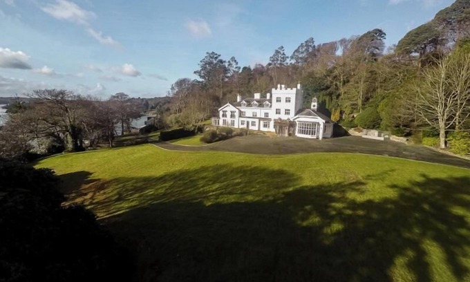 Menai Bridge Casa | Historic Manor that sleeps 20 with Sauna, Hot tub, Spa facilities, Games room, library, cinema room