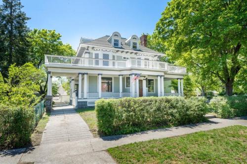 Spokane Casa | Historic Manor with 8 BDRMS 9 BATHS & 3 Kitchens