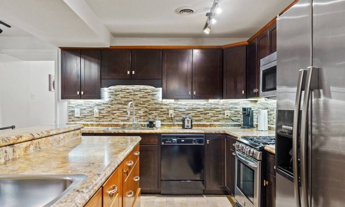 West Central Apartamento | Historic Mansion Apt 4 w/Ping-Pong & Free Parking