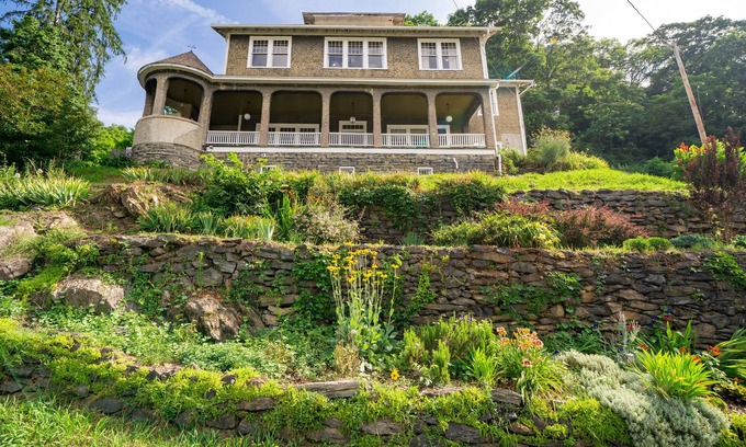 Marshall Casa | Historic Marshall Inn Private Rental with river & mountain views, walk downtown!