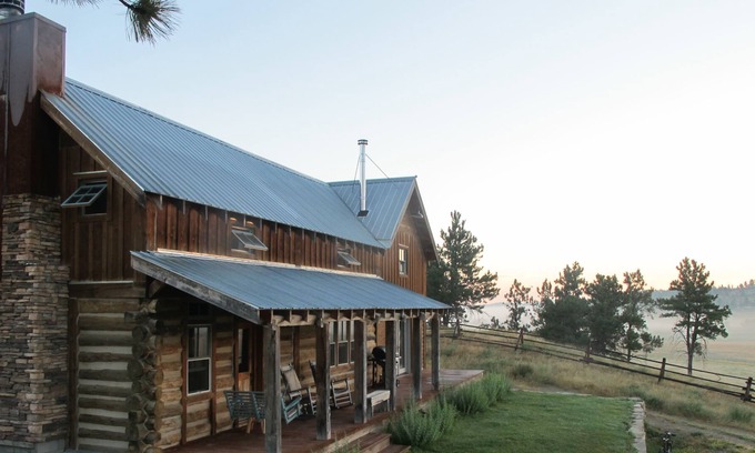 Roundup Cabina | Histórico - Moderno - Cabina de artistas en un remoto rancho privado