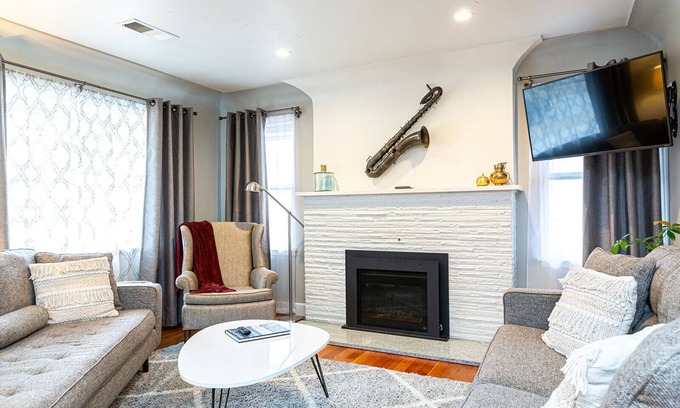 Old Town West Apartamento | Historic Mountain Ave Bungalow – Walk Everywhere!