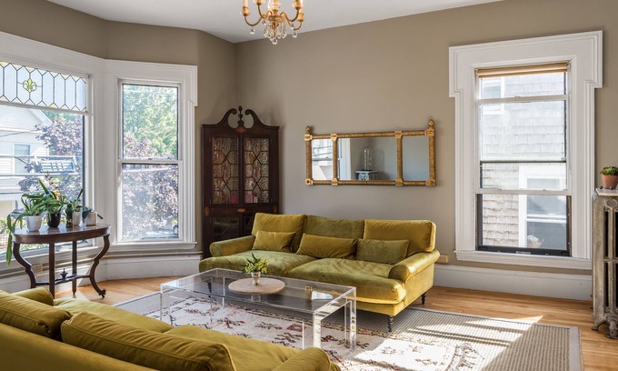Portland Apartamento | Historic Munjoy Hill Retreat-Rooftop Water Views!