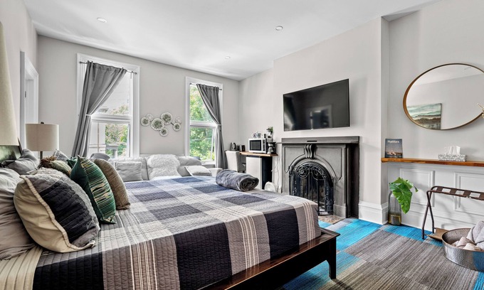 Downtown Halifax Apartamento | Historic Old South District Governors Suite