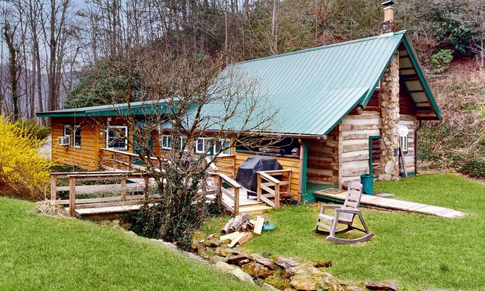 Sylva Cabina | Histórico, cabaña de madera privada con terraza, chimenea y estufa de leña: ¡un perro está bien!