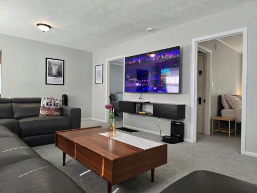 Springfield Casa | Historic Route-66 Bungalow