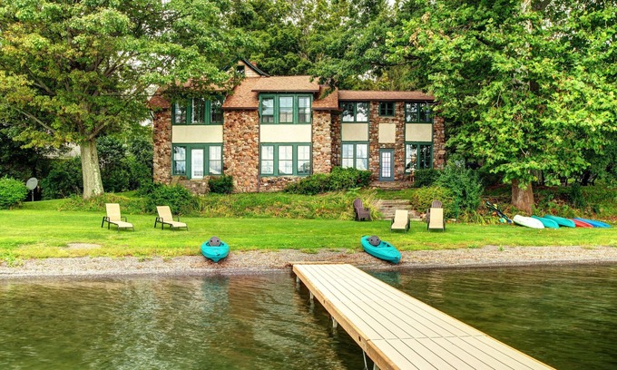 Moravia Casa | Historic Samuel Hopkins Adams 6bd/4 bath- Level lakefront Home sleeps 14!