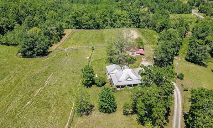 Cleveland Casa | Historic Shoal Creek Acres Farmhouse - Cedar Creek Rentals LLC