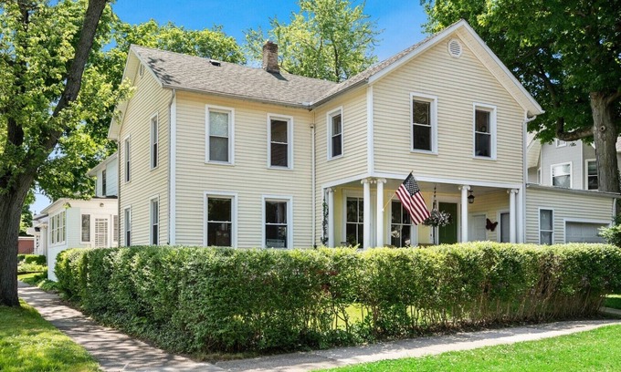 Saint Joseph Casa | Historic Silver Beach house - 1 block from downtown State St.
