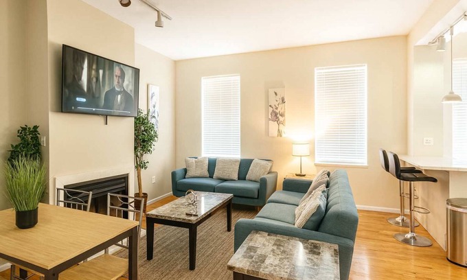 Soulard Apartamento | Soulard Historic 2BR Flat w/ Balcony, Workspace & Parking—Walk to Market
