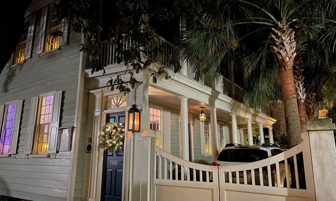South of Broad Casa | Historic "South of Broad" home with off street parking
