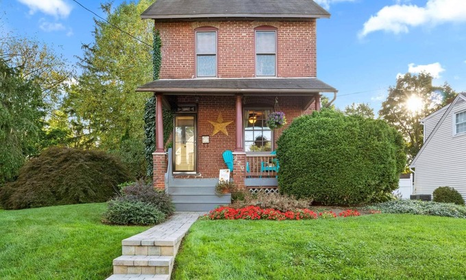 North Wales Casa | ♛Historic & Spacious Oasis ~ 5★ Location, Backyard